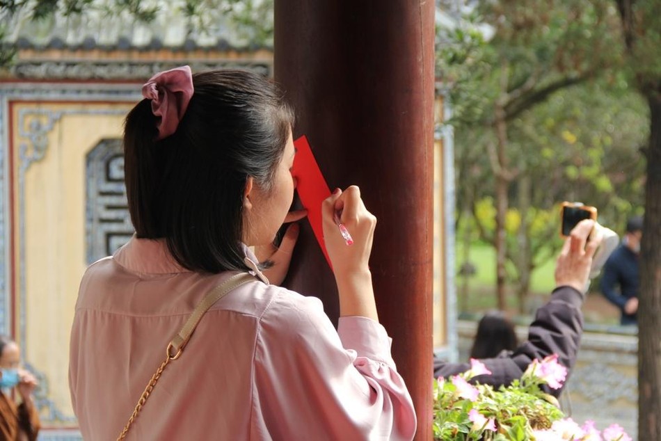 Bạn trẻ đi chùa cầu nguyện dịp tết đến xuân về Bạn trẻ đi chùa cầu nguyện dịp tết đến xuân về