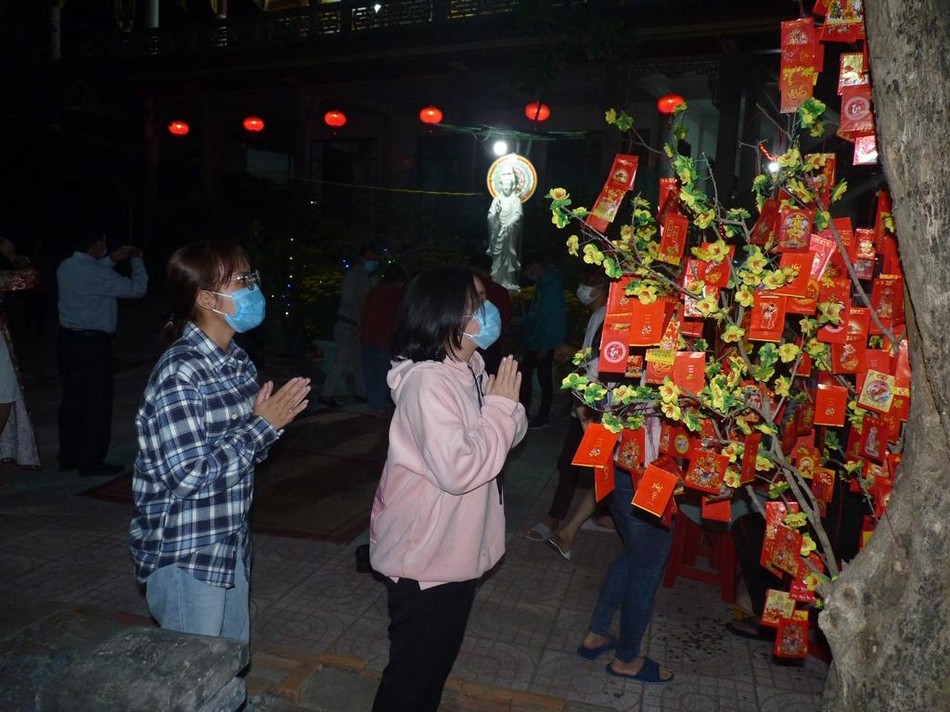 Phật tử trẻ đi lễ Phật tại Ngọc Chiếu trong thời khắc giao thừa Phật tử trẻ đi lễ Phật tại Ngọc Chiếu trong thời khắc giao thừa