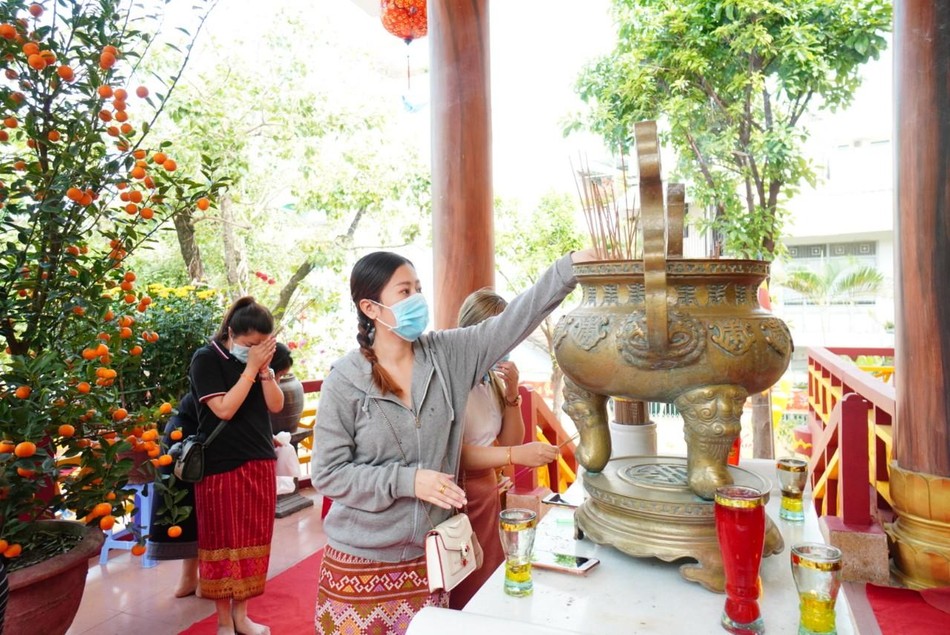 Các bạn dâng hương Tam bảo Các bạn dâng hương Tam bảo