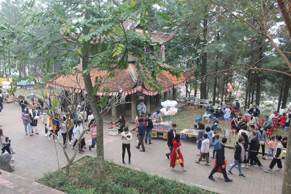 Người dân về lễ hội chùa Trăm Gian Người dân về lễ hội chùa Trăm Gian