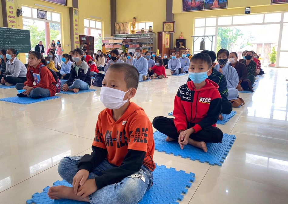 Các bạn trẻ về chùa Chí Linh nghe pháp đầu năm bắt buộc đeo khẩu trang trong suốt quá trình lễ Các bạn trẻ về chùa Chí Linh nghe pháp đầu năm bắt buộc đeo khẩu trang trong suốt quá trình lễ