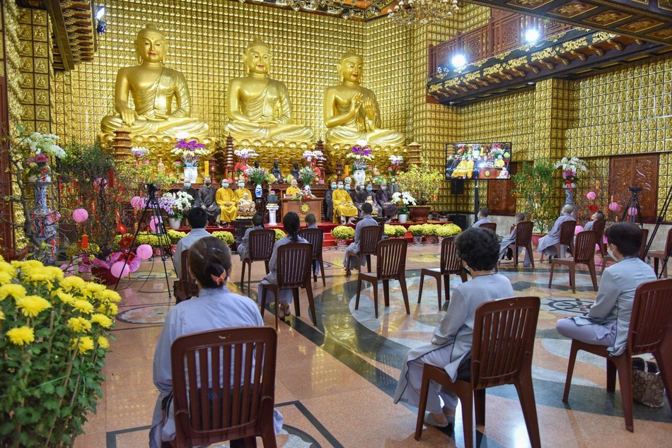 Thuyết giảng và nghe pháp trong khoảng cách, được phát trực tiếp trên mạng xã hội - Ảnh: Ngộ Trí Thuận, Bảo Tiên Thuyết giảng và nghe pháp trong khoảng cách, được phát trực tiếp trên mạng xã hội - Ảnh: Ngộ Trí Thuận, Bảo Tiên