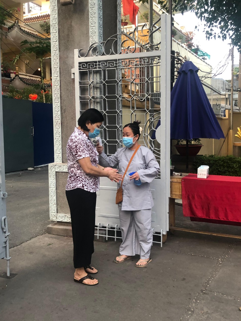 Phật tử được đo thân nhiệt và rửa tay sát khuẩn tại tịnh xá Trung Tâm Phật tử được đo thân nhiệt và rửa tay sát khuẩn tại tịnh xá Trung Tâm