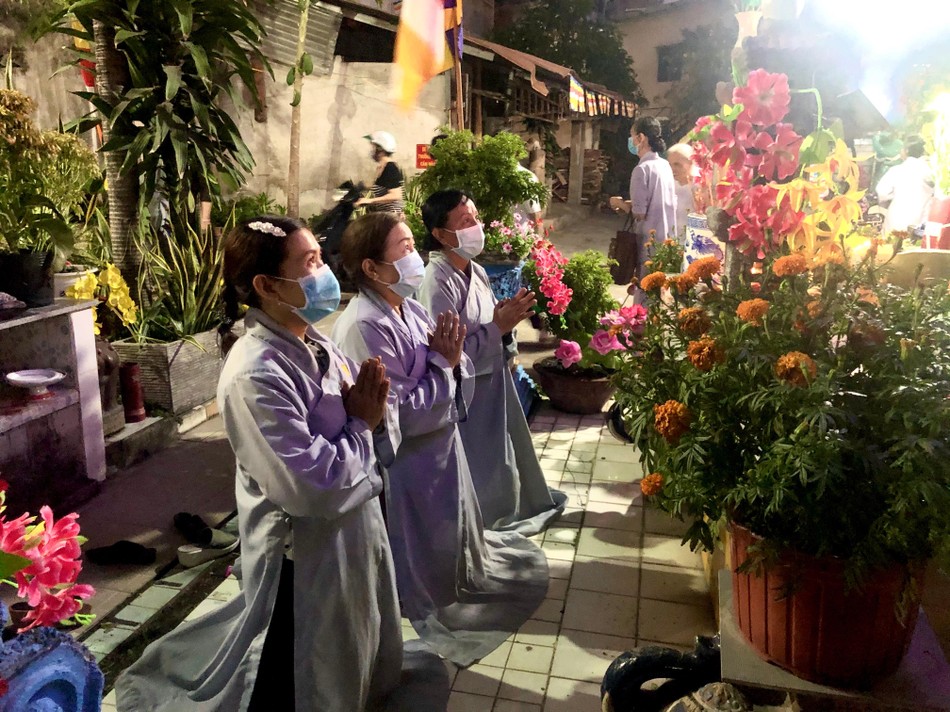 Phật tử lễ Phật tại chùa Pháp Vân Phật tử lễ Phật tại chùa Pháp Vân