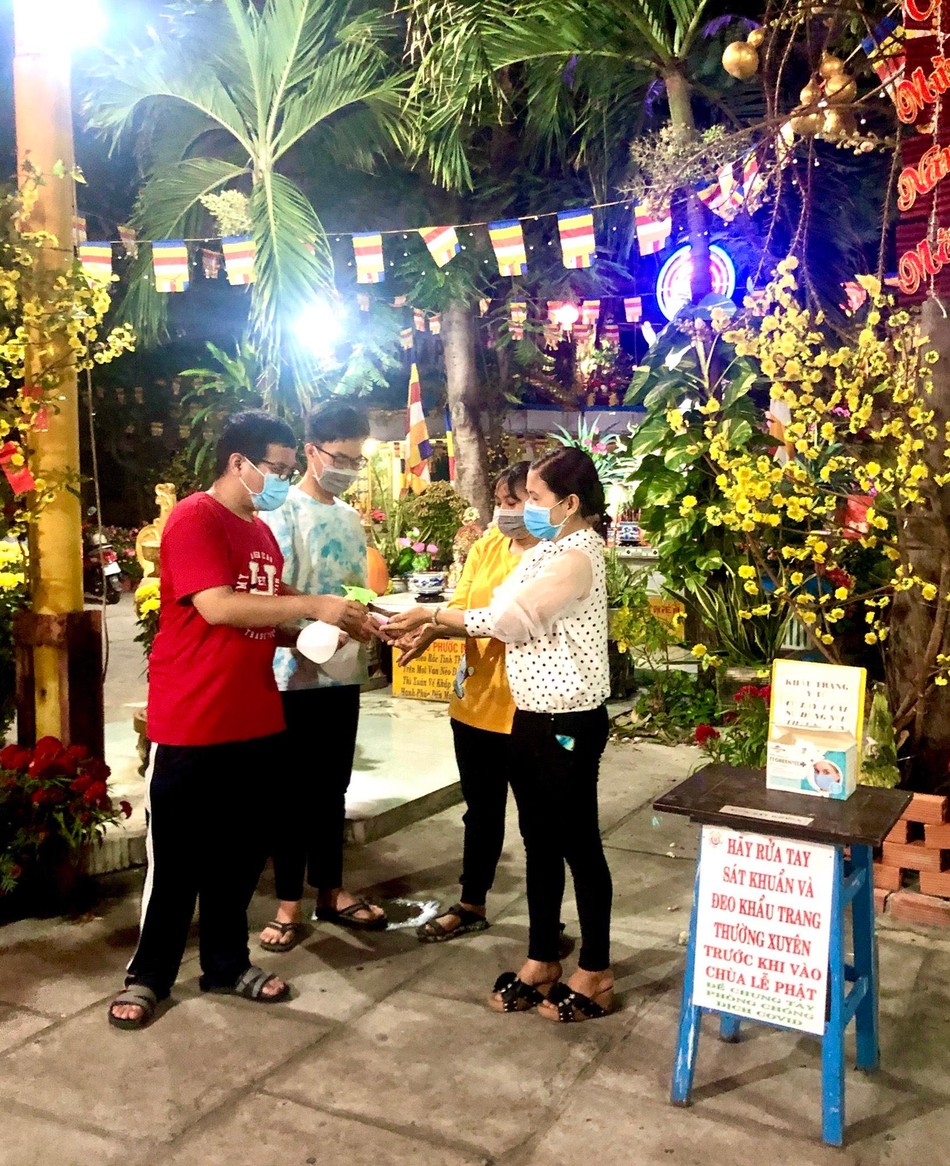 Các bạn trẻ rửa tay sát khuẩn, đeo khẩu trang tại chùa Pháp Vân Các bạn trẻ rửa tay sát khuẩn, đeo khẩu trang tại chùa Pháp Vân