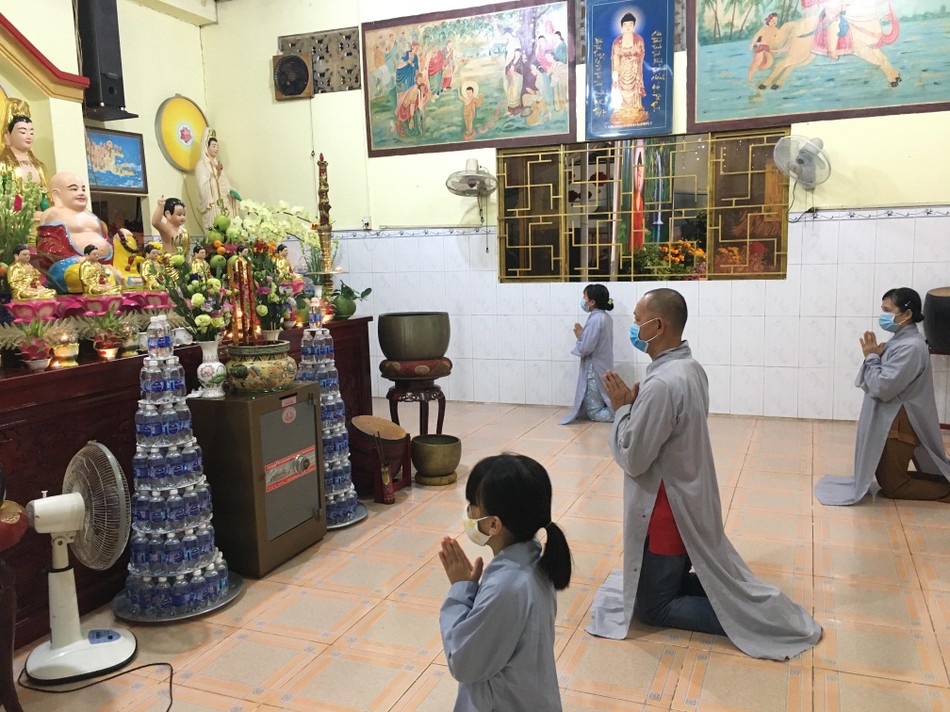 Chùa đón Phật tử về lễ Phật, cũng với lòng từ bi, dặn mỗi người con Phật giữ gìn trong mùa Covid Chùa đón Phật tử về lễ Phật, cũng với lòng từ bi, dặn mỗi người con Phật giữ gìn trong mùa Covid