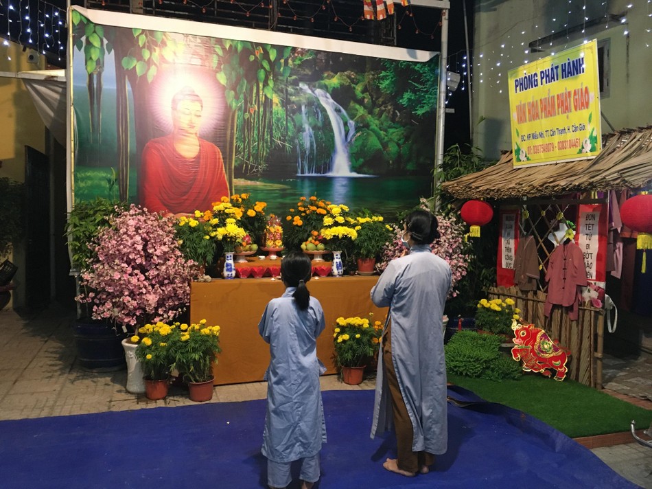 Chiêm bái hình tượng Đức Thế Tôn Chiêm bái hình tượng Đức Thế Tôn