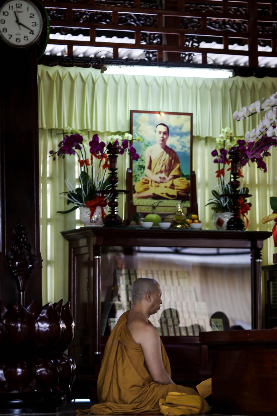 Hướng về Tổ sư Minh Đăng Quang. Ảnh tại tịnh xá Ngọc Quang (phường 1, TP.Sa Đéc). Ghi nhận chung của Giác Ngộ online, Phật tử đến lễ chùa ở mức trung bình, không đông đúc. Đây là nơi tu tập, Phật tử đến chùa thường để thiền hoặc nghe thuyết pháp