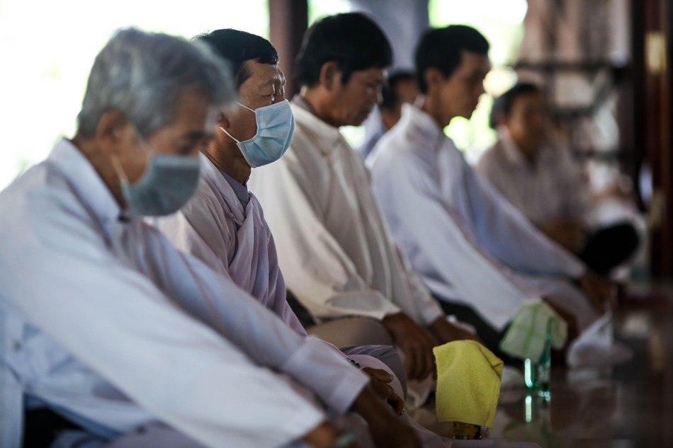 Phật tử chánh niệm ngồi nghe