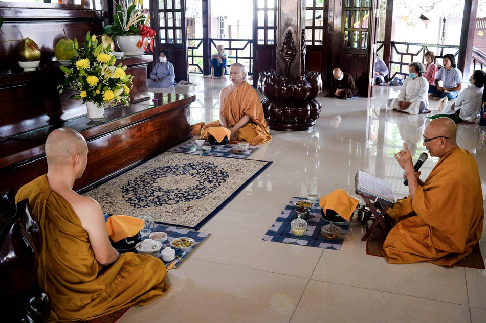 Sư Giác Chơn (trụ trì tịnh xá Ngọc Quang) thuyết pháp về chủ đề những ứng dụng và lợi ích của việc thọ 5 giới trong đời sống thường nhật