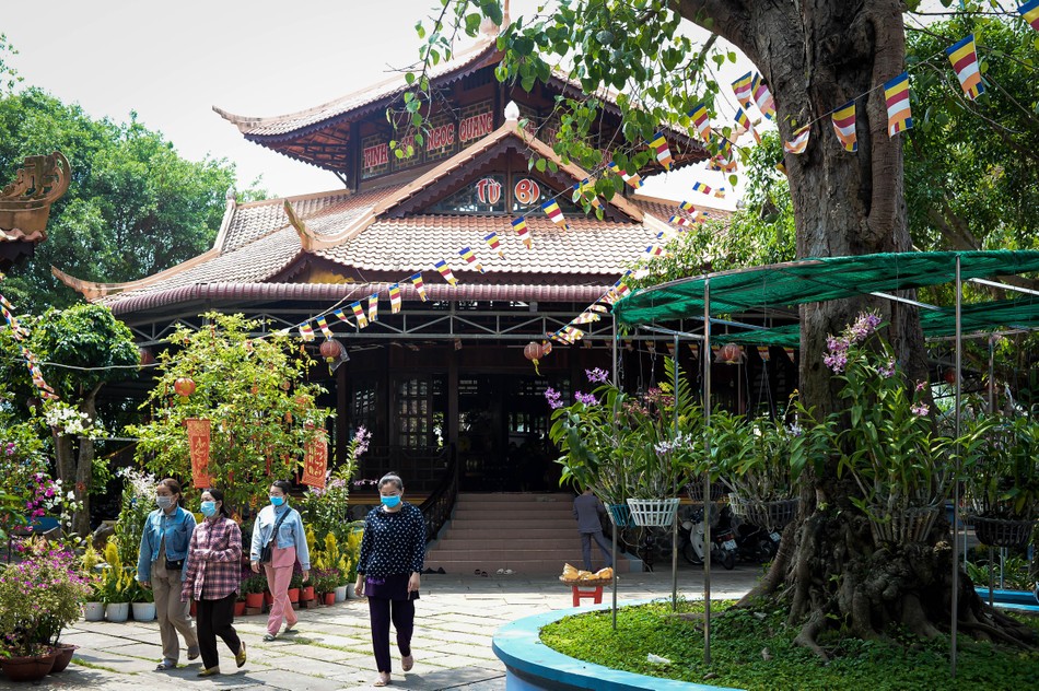 Thảnh thơi đến viếng tịnh xá, lễ Phật, lễ Tổ