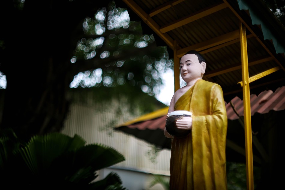 Tôn tượng trì bình khất thực