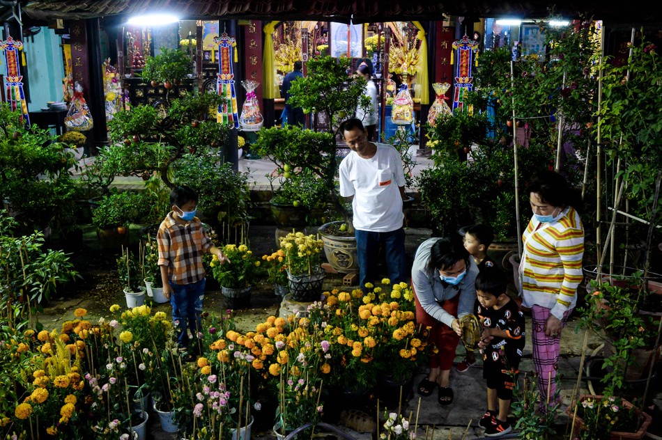Gia đình 2 bé sinh đôi Phan Minh Chiến - Phan Minh Thắng, ngụ phường Tân Quy Đông (TP.Sa Đéc) chơi với rùa được thả nuôi trong khuôn viên chùa Hương. Chùa Hương (Phước Hưng) là chùa duy nhất ở TP.Sa Đéc giữ được truyền thống nuôi rùa khoảng 90 năm trong khuôn viên chùa, với 1-2 cụ rùa khoảng 90 tuổi