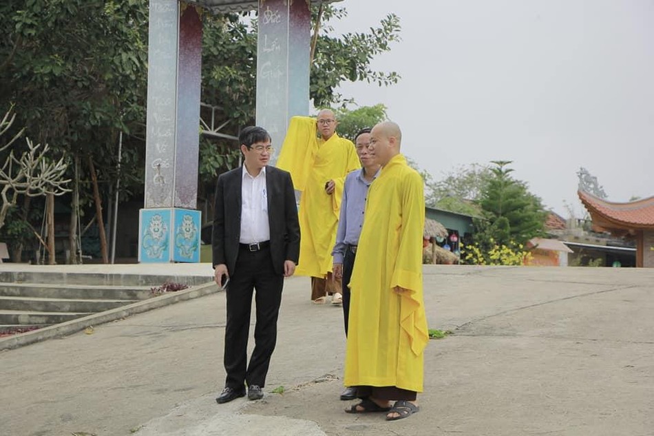 Đại đức Thích Tâm Hiếu giới thiệu về lịch sử chùa Càn Môn với đoàn lãnh đạo thị xã Đại đức Thích Tâm Hiếu giới thiệu về lịch sử chùa Càn Môn với đoàn lãnh đạo thị xã