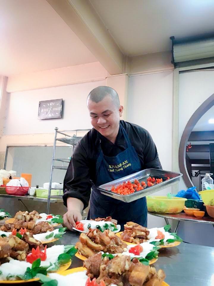 Sư anh Trung Thắng, người đã hiến tặng những bữa ăn ngon và lành cho đại chúng Sư anh Trung Thắng, người đã hiến tặng những bữa ăn ngon và lành cho đại chúng
