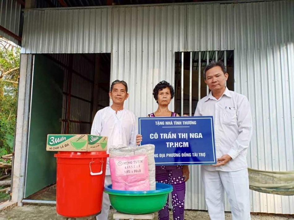 Bàn giao nhà tình thương đến hộ nghèo Bàn giao nhà tình thương đến hộ nghèo