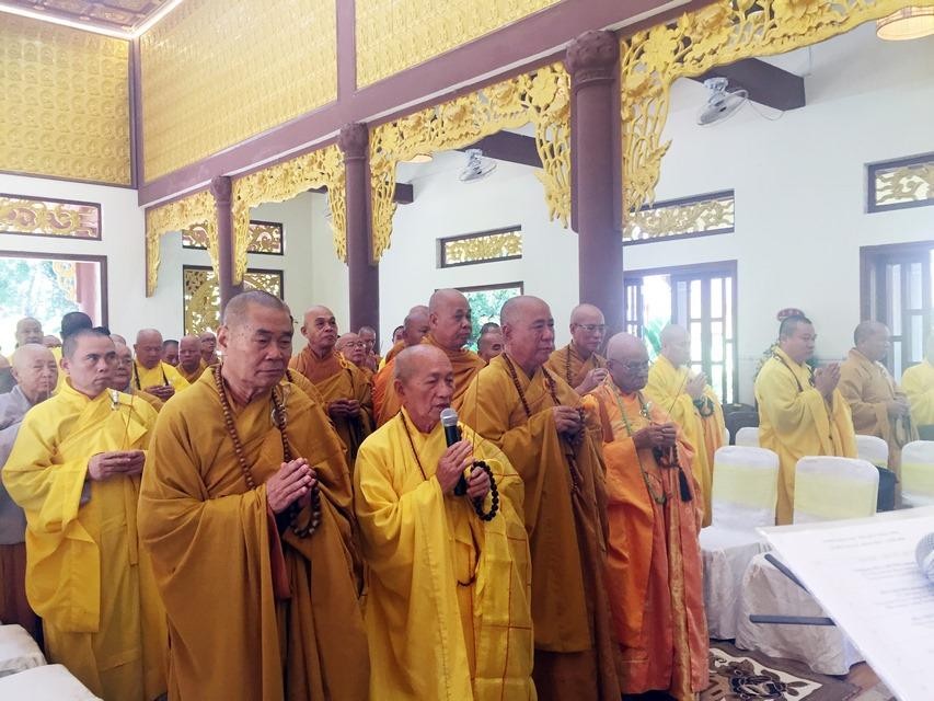 Chư tôn đức thành kính niêm hương tưởng niệm Đại lão Hòa thượng Thích Đồng Huy