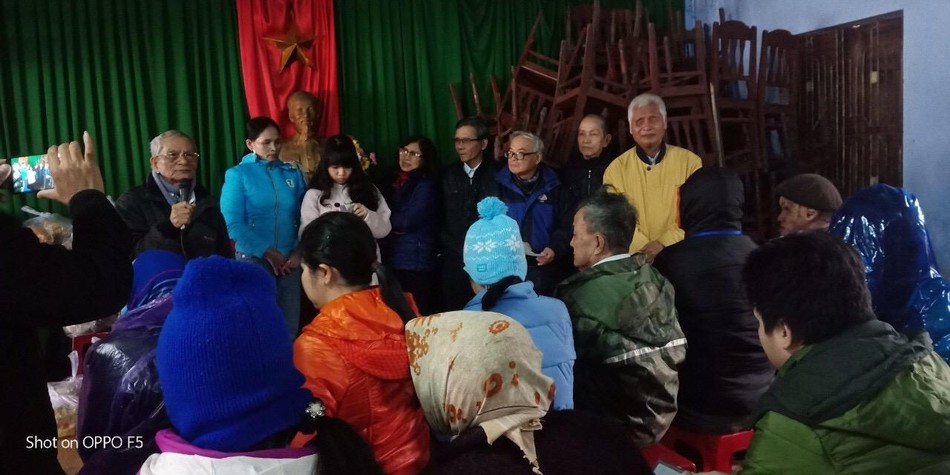 Chia sẻ khó khăn với hội viên Hội Người mù Chia sẻ khó khăn với hội viên Hội Người mù