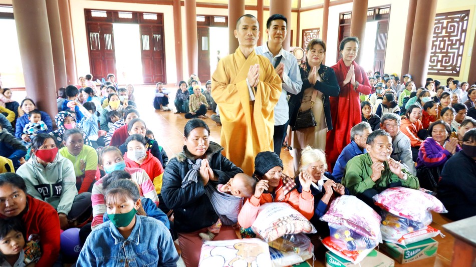 Chùa Khánh Sơn tổ chức tặng quà Chùa Khánh Sơn tổ chức tặng quà