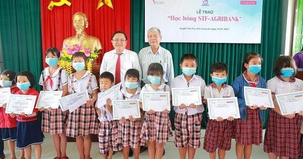 Học sinh khó khăn hiếu học huyện Tân Trụ nhận học bổng - Ảnh: P.V