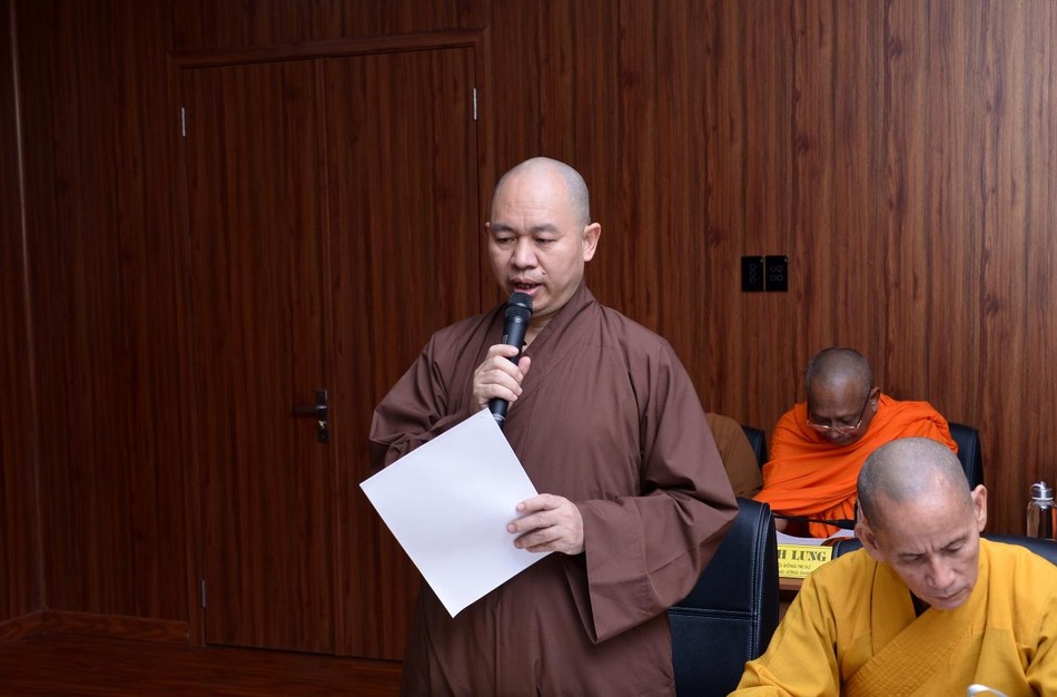 Thượng tọa Thích Đức Thiện trình bày bản dự thảo báo cáo hoạt động Phật sự của GHPGVN năm 2020