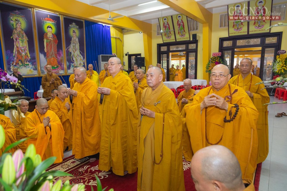 Chiều 16 -1, chư tôn đức giáo phẩm Hội đồng Trị sự đã đến niêm hương tưởng niệm Chiều 16 -1, chư tôn đức giáo phẩm Hội đồng Trị sự đã đến niêm hương tưởng niệm