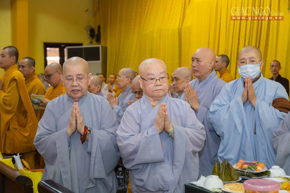 Chư Ni thành kính tưởng niệm Chư Ni thành kính tưởng niệm