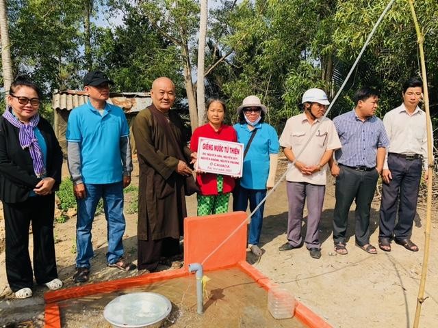 Tặng giếng nước sạch đến các gia đình kh Tặng giếng nước sạch đến các gia đình kh