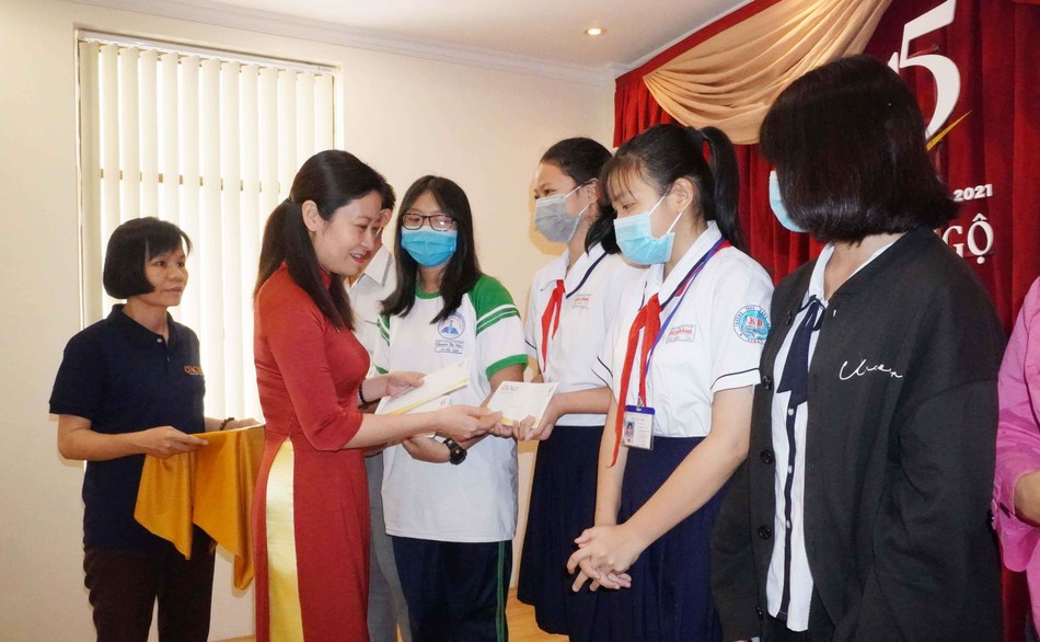 Bà Nguyễn Thị Phương Linh, đại diện Agribank trao học bổng Bà Nguyễn Thị Phương Linh, đại diện Agribank trao học bổng