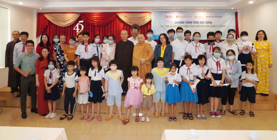 Ban Tổ chức chụp ảnh lưu niệm cùng các em học sinh tại tòa soạn Báo Giác Ngộ Ban Tổ chức chụp ảnh lưu niệm cùng các em học sinh tại tòa soạn Báo Giác Ngộ