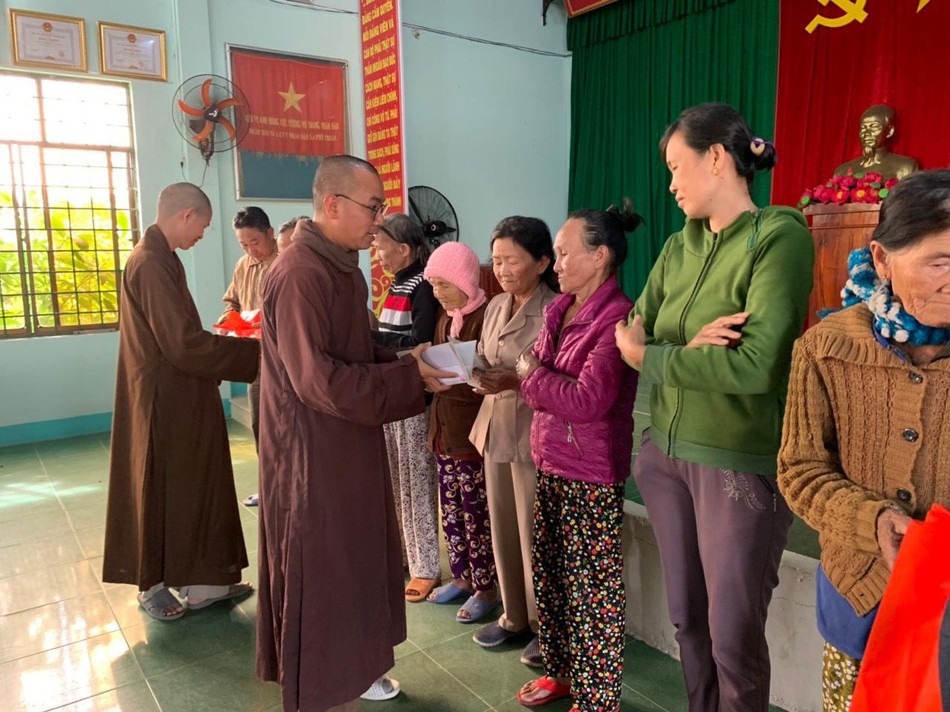 Tặng quà Tết cho bà con khó khăn sau cơn bão lũ tại tỉnh Quảng Ngãi