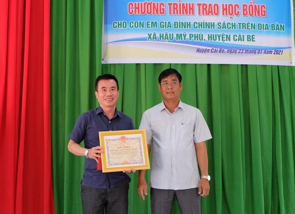 Ông Bùi Công Thành - Bí thư Đảng ủy, Chủ tịch HĐND xã Hậu Mỹ Phú tặng hoa và giấy khen cho Hội Nhà Báo TPHCM. Ông Bùi Công Thành - Bí thư Đảng ủy, Chủ tịch HĐND xã Hậu Mỹ Phú tặng hoa và giấy khen cho Hội Nhà Báo TPHCM.