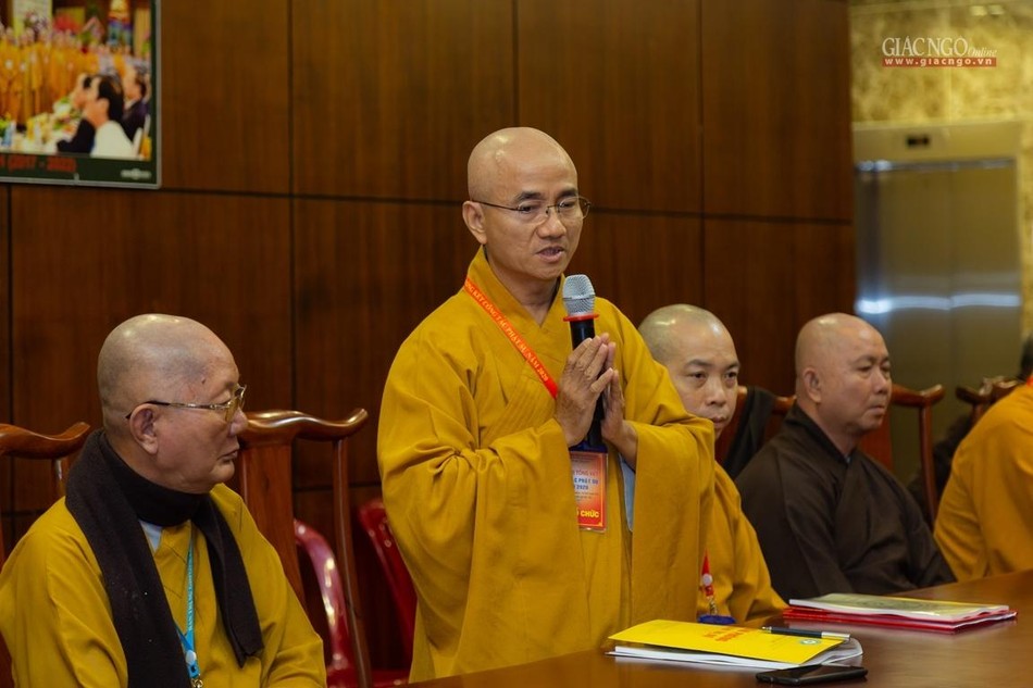 Thượng tọa Thích Thiện Quý đóng góp ý kiến tại buổi họp - Ảnh: Anh Quốc Thượng tọa Thích Thiện Quý đóng góp ý kiến tại buổi họp - Ảnh: Anh Quốc