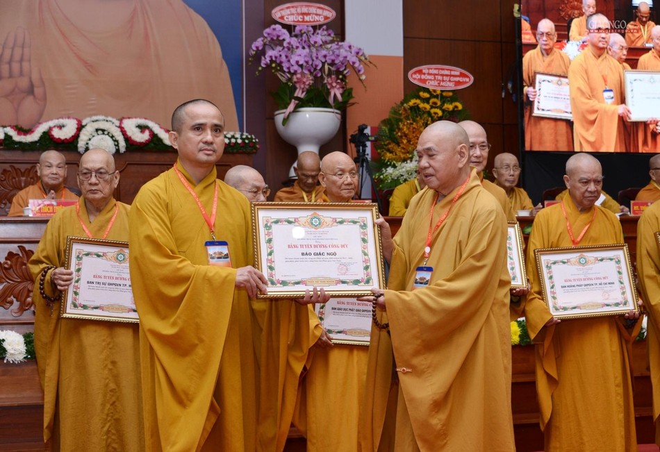 Hòa thượng Thích Thiện Pháp trao Bằng tuyên dương công đức đến Thượng tọa Thích Tâm Hải, đại diện Ban Biên tập báo Giác Ngộ