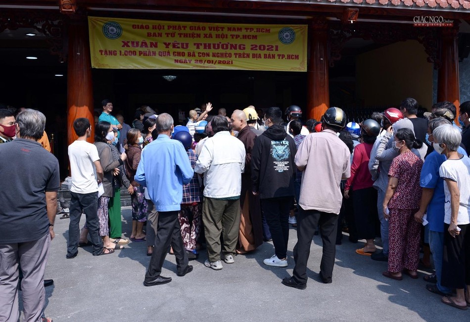 Trao quà tại Việt Nam Quốc Tự