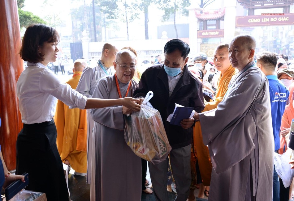 Chư Ni Ban Từ thiện xã hội TP trao quà Tết đến những hộ khó khăn