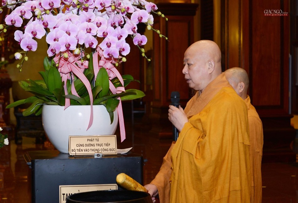 Hòa thượng Thích Lệ Trang dẫn lễ