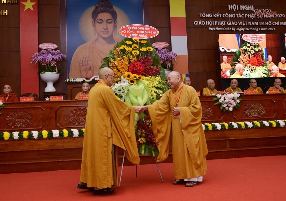 Hòa thượng Thích Thiện Pháp tặng lẵng hoa chúc mừng của Ban Thường trực Hội đồng Trị sự