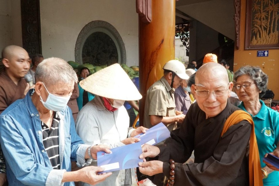 Hòa thượng Thích Thiện Đức trao quà Tết