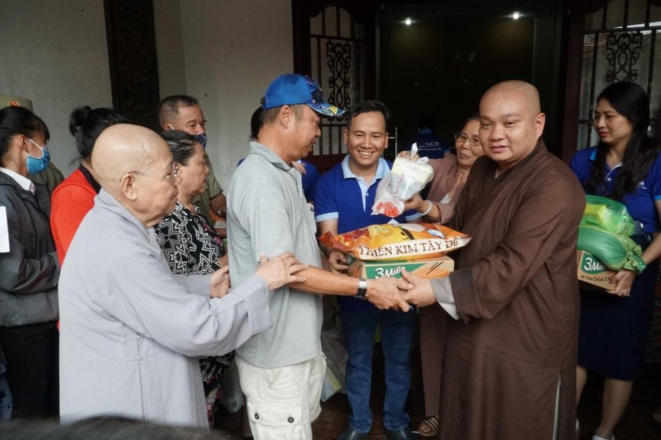 Đại đức Thích Trung Nguyện trao quà đến các gia đình khó khăn trên địa bàn quận Tân Bình