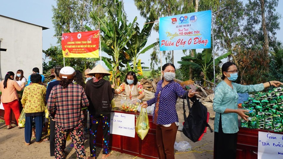 Phiên chợ xuân 0 đồng nhiều phần quà ý nghĩa cho người nghèo Phiên chợ xuân 0 đồng nhiều phần quà ý nghĩa cho người nghèo