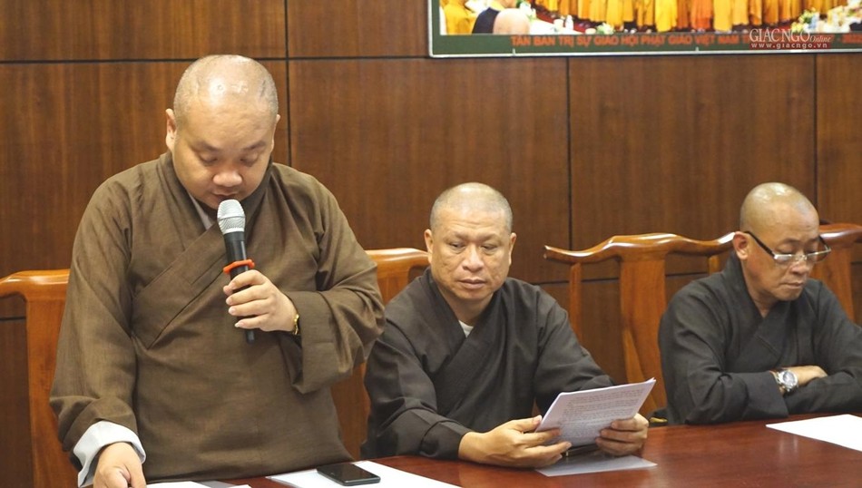 Đại đức Thích Trung Nguyện đọc quyết định tặng Bằng Tuyên dương công đức của Ban Trị sự