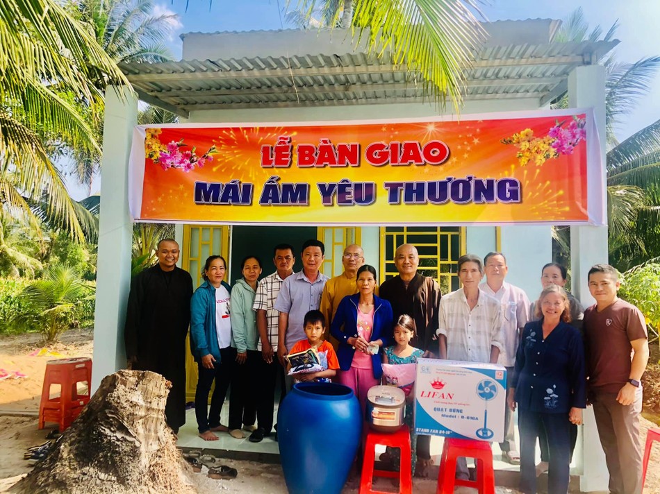 Đoàn từ thiện chùa Thường Quang bàn giao nhà tại tỉnh Sóc Trăng - Ảnh: T.Q Đoàn từ thiện chùa Thường Quang bàn giao nhà tại tỉnh Sóc Trăng - Ảnh: T.Q