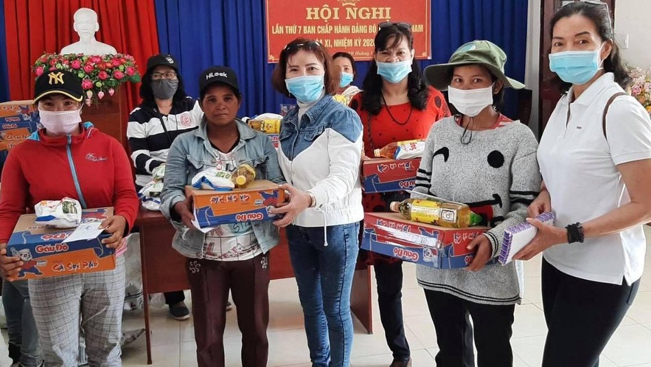 Tặng quà Tết đến đồng bào DTTS nghèo xã Ba Cụm Nam sáng 30-01-2021 Tặng quà Tết đến đồng bào DTTS nghèo xã Ba Cụm Nam sáng 30-01-2021