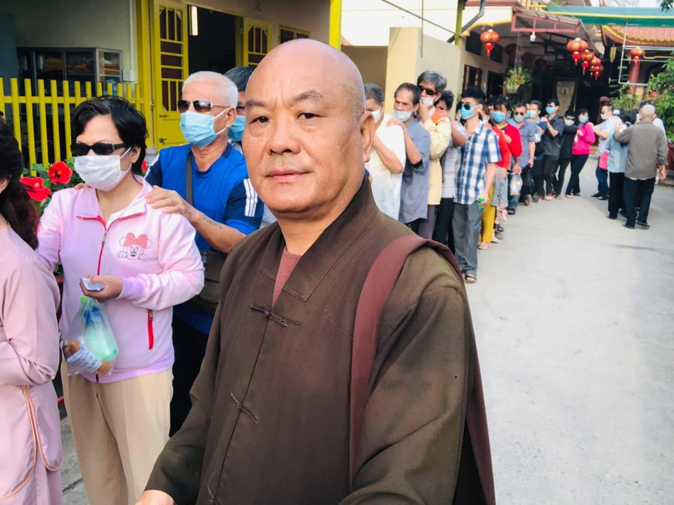 Phật tử Bích Ngọc tặng quà cho 500 phần quà Tết đến người mù khó khăn Phật tử Bích Ngọc tặng quà cho 500 phần quà Tết đến người mù khó khăn