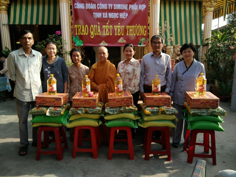 Trao quà trẻ khuyết tật và người nghèo Trao quà trẻ khuyết tật và người nghèo