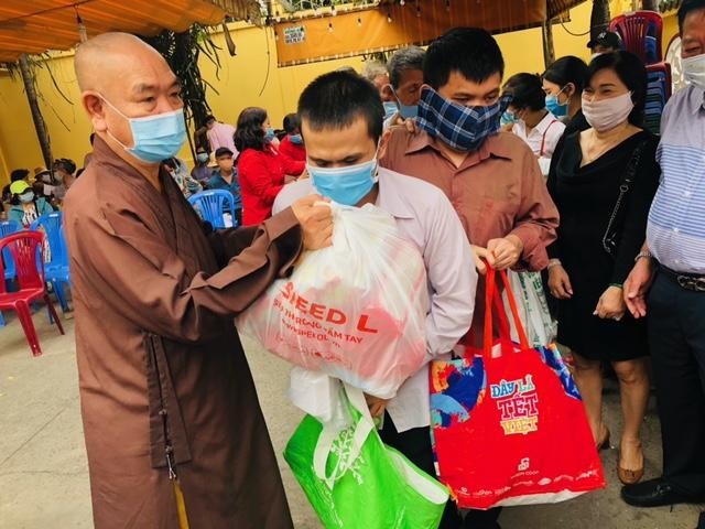 Thượng tọa Thích Huệ Công, trụ trì chùa cùng Phật tử tổ chức tặng quà cho người khiếm thị