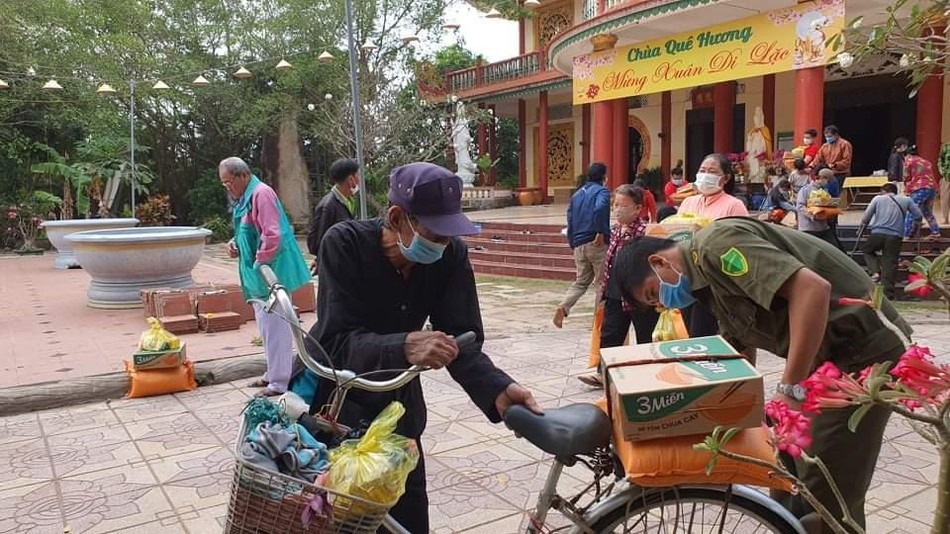 Chùa Quê Hương trao quà Tết đến những gia đình khó khăn Chùa Quê Hương trao quà Tết đến những gia đình khó khăn