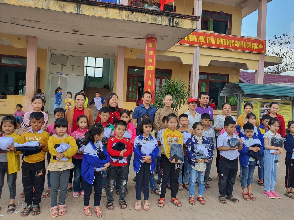 Trao quà cho các học sinh nghèo ở xã An Ninh Trao quà cho các học sinh nghèo ở xã An Ninh