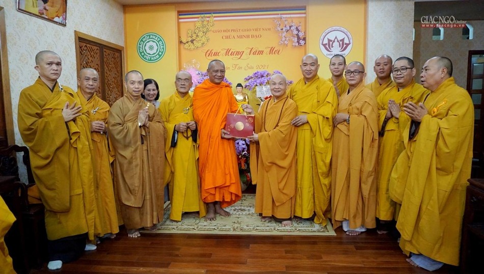 Hòa thượng Chủ tịch tặng quà xuân đến chư tôn đức Văn phòng II Trung ương Giáo hội